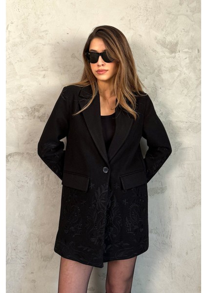 Kadın Nakışlı Kaşe Kaban