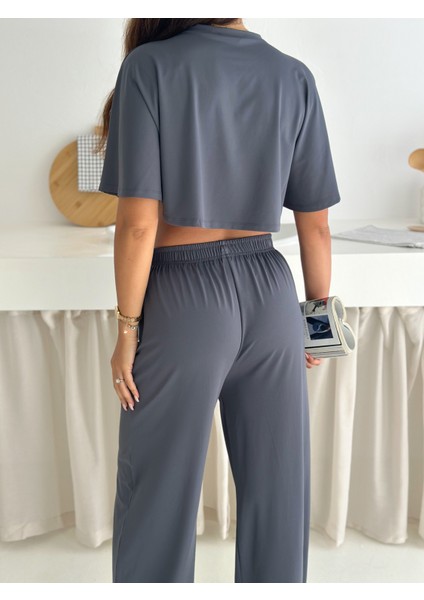 Kadın Iki Parça Salaş Takım – Crop Üst ve Bol Paça Pantolon – Yazlık Rahat Spor Takım