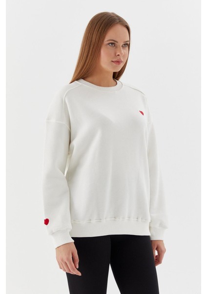 Kalp Işleme Detaylı Sweatshirt Ekru modelleri