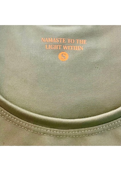 Namaste ve Lotus Baskılı Açık Yeşil Spor Crop Top modelleri