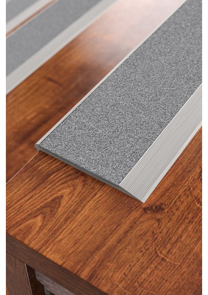 Kaydırmaz Aluminyum Basamak Köşe Profili (7 cm x 2 cm x 1,5 metre, Füme) fırsatları