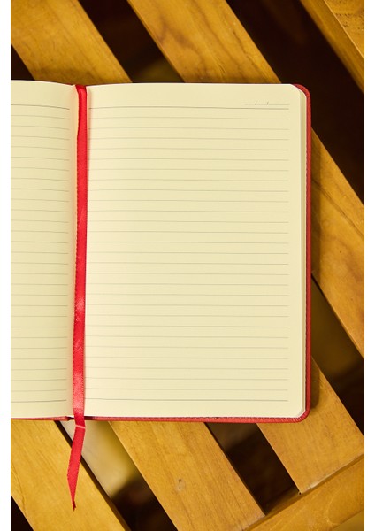 Kişiye Özel Kırmızı Kalem Tutuculu Vegan Deri Düz 224 Sayfa Çizgili Not Defteri fiyatları