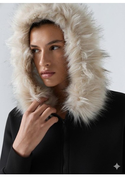 Kadın Siyah Fermuarlı Kapüşonlu Sweatshirt – Kürklü Kapüşon, Cepli, Rahat Kalıp