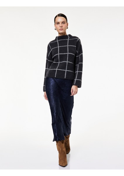 Slim Fit Balık Kesim Dokulu Midi Saten Etek