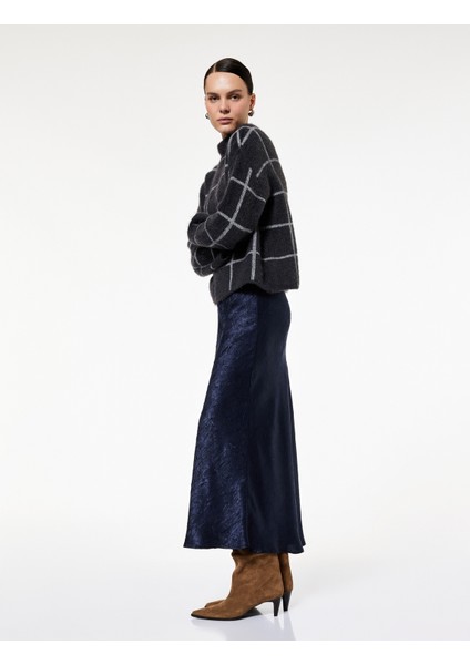 Slim Fit Balık Kesim Dokulu Midi Saten Etek fiyatları