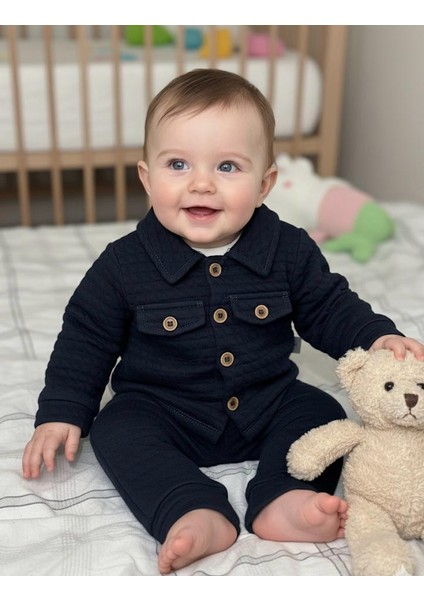 Yumuşak Kapitone Kumaş Bebek Takımı - Ahşap Düğmeli Ceket, Çıtçıtlı Body ve Pantolon Seti