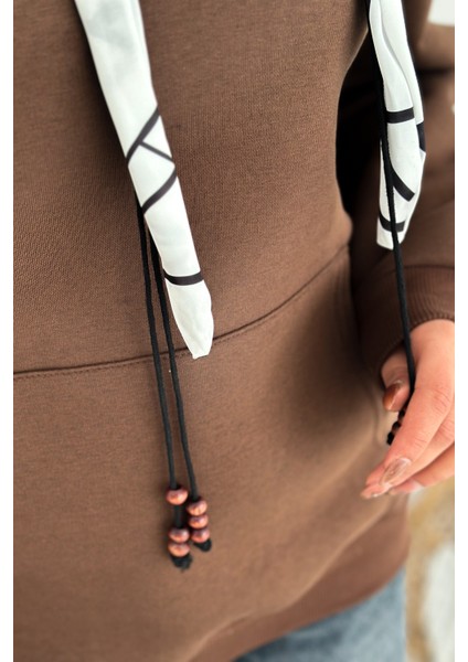 Kadın Fular Detaylı Kapüşonlu Sweatshirt – Casual Charm