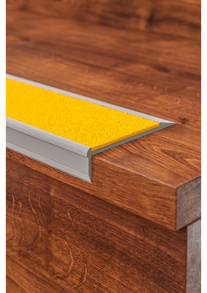 | 150 cm | Kaydırmaz Aluminyum Basamak Köşe Profili (7 cm Genişlik x 1.9 cm Yükseklik x 1.5 metre Uzunluk, Sarı) fiyatları