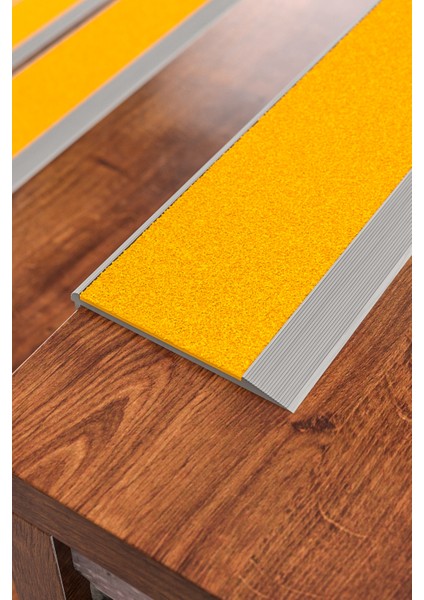 | 150 cm | Kaydırmaz Aluminyum Basamak Köşe Profili (7 cm Genişlik x 1.9 cm Yükseklik x 1.5 metre Uzunluk, Sarı) fırsatları
