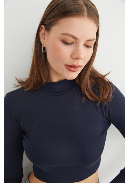 Basic Yarım Balıkçı Yaka Crop Body