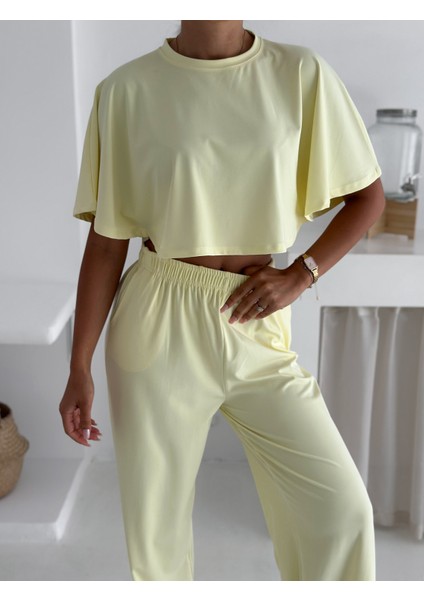 Kadın Iki Parça Salaş Takım – Crop Üst ve Bol Paça Pantolon – Yazlık Rahat Spor Takım