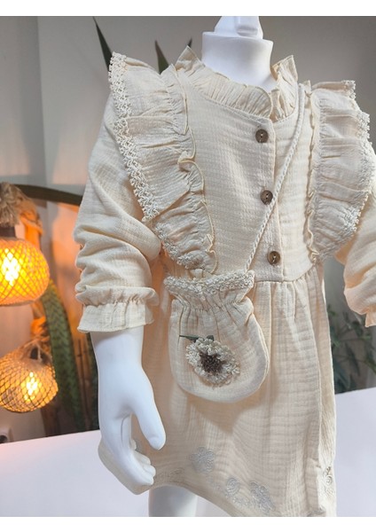 Uzun Kollu Dantel Detaylı Otantik Müslin Çantalı Kız Çocuk Elbisesi