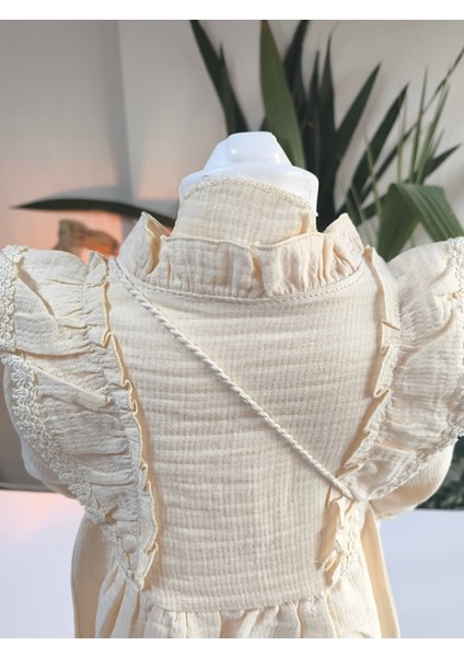 Uzun Kollu Dantel Detaylı Otantik Müslin Çantalı Kız Çocuk Elbisesi