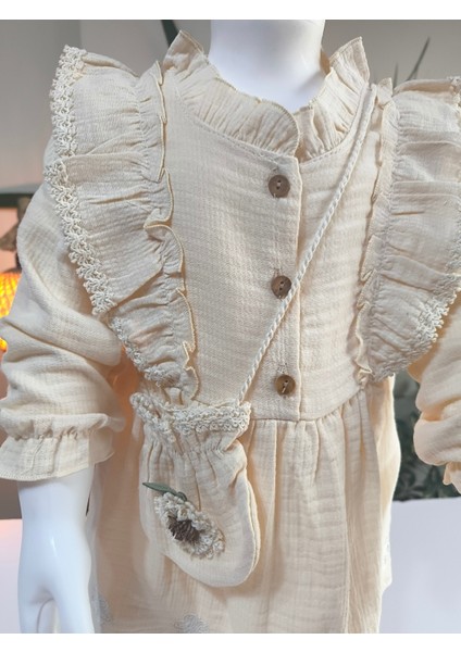 Uzun Kollu Dantel Detaylı Otantik Müslin Çantalı Kız Çocuk Elbisesi