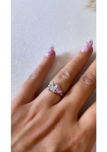 Beyaz Altın Kaplama Beyaz Renk Baget Taş ve Açık Pembe Kalp Kesim 925 Ayar Gümüş Yüzük