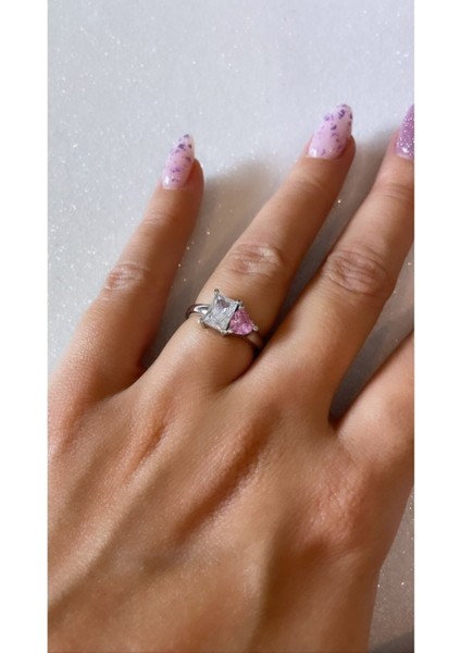 Beyaz Altın Kaplama Beyaz Renk Baget Taş ve Açık Pembe Kalp Kesim 925 Ayar Gümüş Yüzük fiyatları