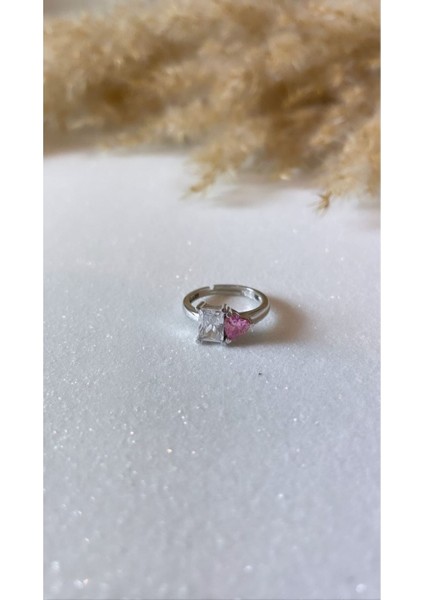 Beyaz Altın Kaplama Beyaz Renk Baget Taş ve Açık Pembe Kalp Kesim 925 Ayar Gümüş Yüzük modelleri