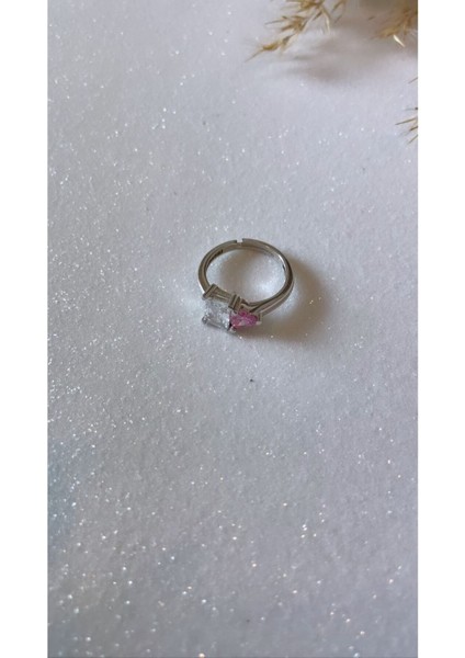 Beyaz Altın Kaplama Beyaz Renk Baget Taş ve Açık Pembe Kalp Kesim 925 Ayar Gümüş Yüzük indirimleri
