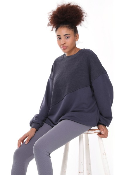 Kadın Bisiklet Yaka Garnili Sırt Detaylı Oversize Sweatshirt fırsatları