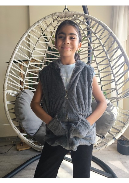 kız Çocuk Kapşonlu Kürklü Peluş Cepli Belden Büzgülü Içi Astarlı %100 Pamuk Yelek Siyah