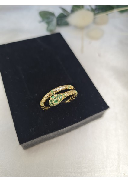 Yeşil Taşlı Sarma Tasarım Çelik Yüzük – Altın Kaplama Kadın Şık Takı