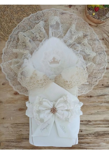 Litaetrend Yenidoğan Sahra Taç Nakışlı Plazma Taşlı Güpürlü Fiyonklu Duvaklı Trilüks Kundak Bebek Battaniyesi Sütlü Kahve