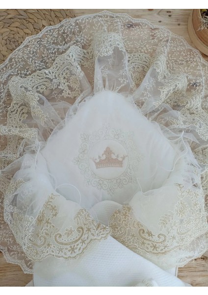 Litaetrend Yenidoğan Sahra Taç Nakışlı Plazma Taşlı Güpürlü Fiyonklu Duvaklı Trilüks Kundak Bebek Battaniyesi Sütlü Kahve modelleri