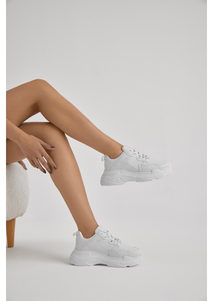 Kadın Beyaz Cilt Yüksek Taban Bağcıklı Spor Ayakkabı