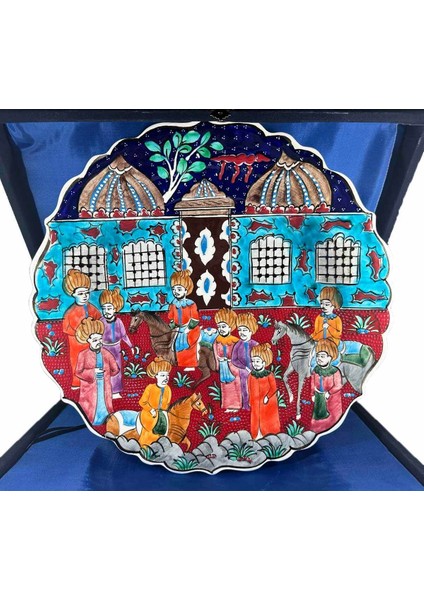 Minyatürlü Iznik Çini Tabak – Medrese Avlusu (30 Cm)