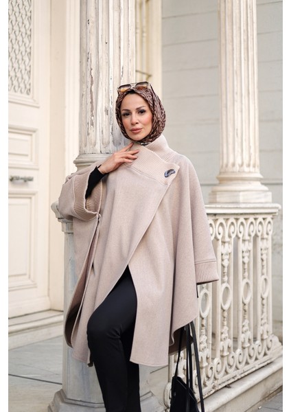 YAKASI TRİKOLU PANÇO Bej