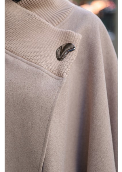 YAKASI TRİKOLU PANÇO Bej