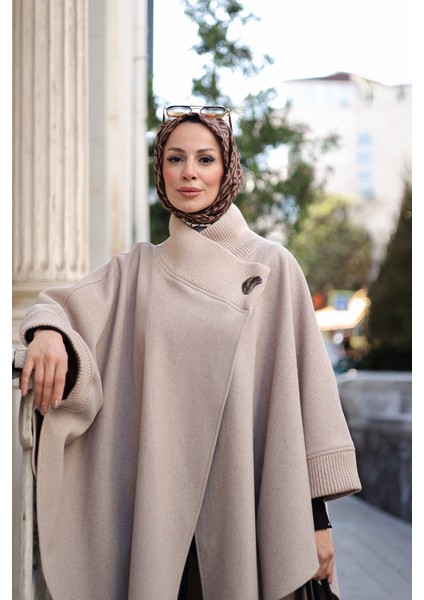 YAKASI TRİKOLU PANÇO Bej