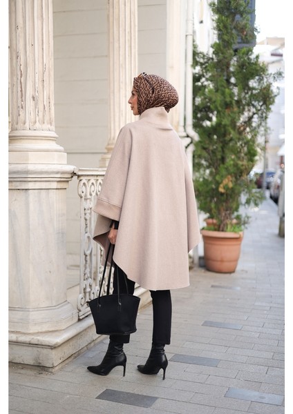 YAKASI TRİKOLU PANÇO Bej