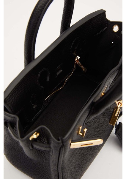 Siyah Aksesuar Detaylı Kare El Çantası