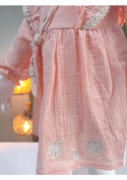 Uzun Kollu Dantel Detaylı Otantik Müslin Çantalı Kız Çocuk Elbisesi