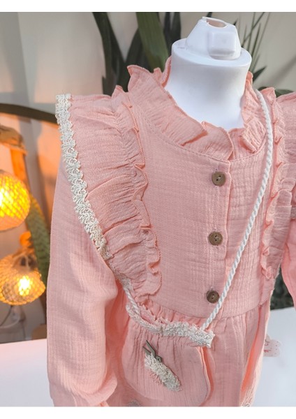 Uzun Kollu Dantel Detaylı Otantik Müslin Çantalı Kız Çocuk Elbisesi