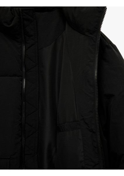 Uzun Kollu Kapaklı Cep Detaylı Fermuarlı Slim Fit Dik Yaka Kışlık Şişme Mont