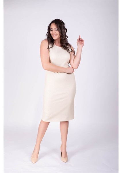 Kolsuz Vucuda Oturan Simli Elbise