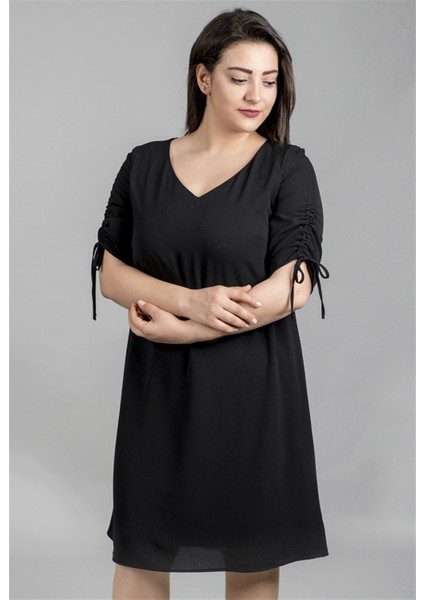 Siyah Kolları Büzgülü Astarlı Elbise