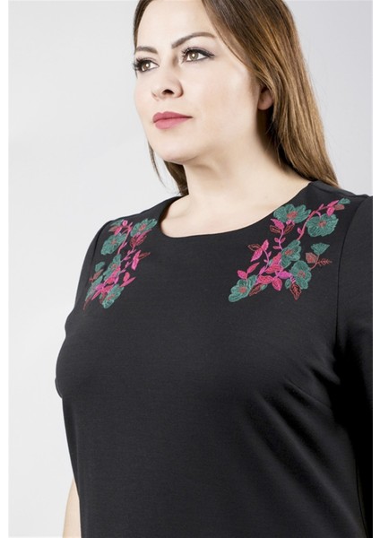 Kısa Kollu Nakışlı Punto Elbise