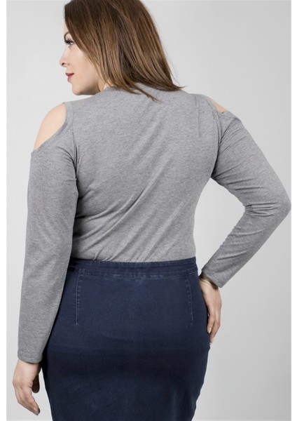 Omuzları Açık Kolyeli Uzun Kol Tişört
