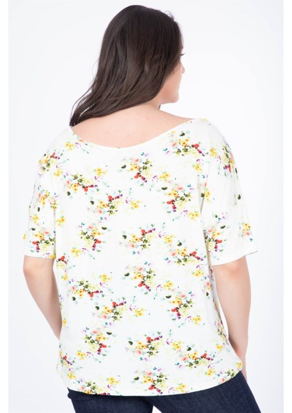 Karmen Yaka Çiçekli Tişört