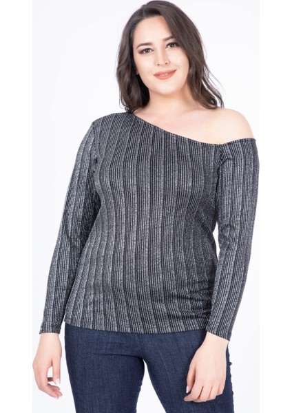 Asimetrik Yaka Simli Tişört