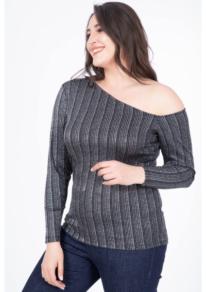 Asimetrik Yaka Simli Tişört indirimleri