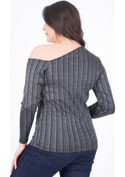 Asimetrik Yaka Simli Tişört