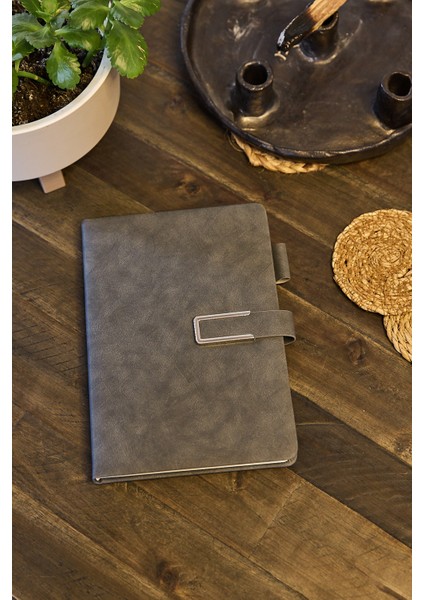 Kişiye Özel Gri Kalem Tutucu Vegan Deri Metal Mıknatıslı Kilitli 224 Sayfa Çizgili Not Defteri