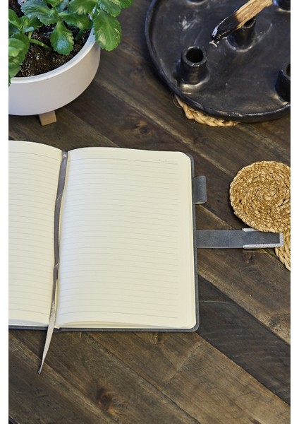 Kişiye Özel Gri Kalem Tutucu Vegan Deri Metal Mıknatıslı Kilitli 224 Sayfa Çizgili Not Defteri fiyatları