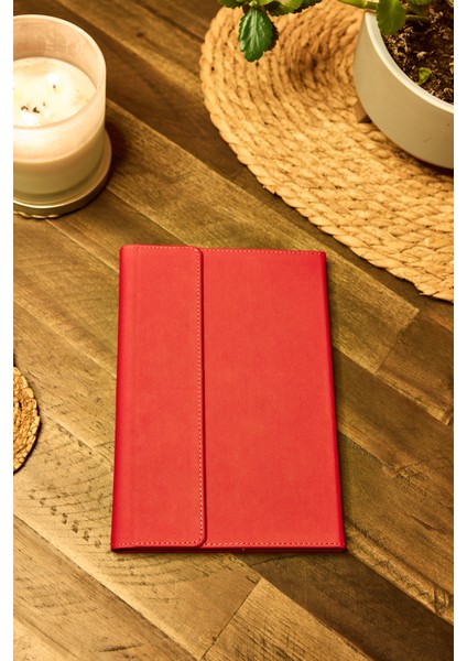 Kişiye Özel Kırmızı Kalem Tutuculu Vegan Deri Düz 224 Sayfa Çizgili Mıknatıslı Kilitli Not Defteri