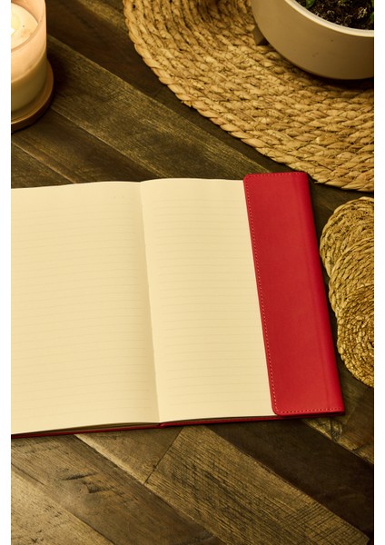 Kişiye Özel Kırmızı Kalem Tutuculu Vegan Deri Düz 224 Sayfa Çizgili Mıknatıslı Kilitli Not Defteri fiyatları