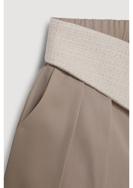 Bel Detaylı Pileli Mini Şort Bej